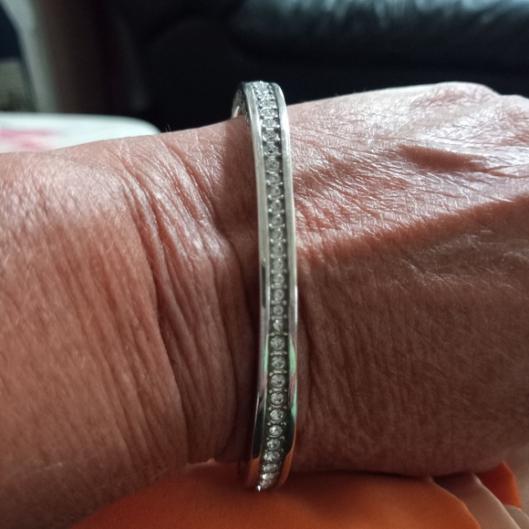 BRIGHTON CRYSTAL DIAMOND OVAL BANGLE BRACELET SILVER PLATED DECORATIVE SWIRLS - Picture 4 of 10